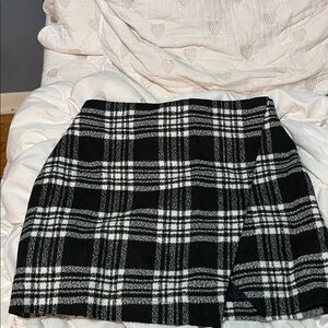 Abercrombie Back and White Plaid Skirt